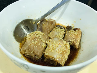 13、小米蒸排骨,搅拌均匀；