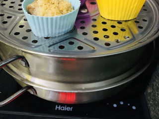 15、小米蒸排骨,放入蒸锅，冷水上锅，中大火蒸；