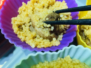 16、小米蒸排骨,蒸15分钟时搅拌下，蒸半小时就可以出锅了；