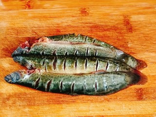 2、红烧泥鳅,在身体上切花刀！