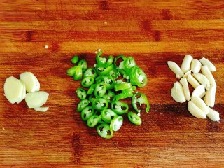 4、红烧泥鳅,切好配料！