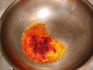 6、红烧泥鳅,起油锅，下入豆瓣，煸出红油！