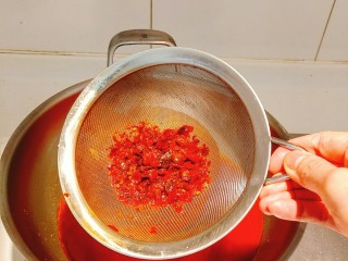 8、红烧泥鳅,捞出酱渣！