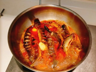 11、红烧泥鳅,放入姜片，姜锅盖，炖三十分钟！