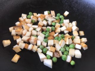 3、益心脾 补气血 养生菜 桂圆杏干牛肉脯,热锅凉油，放入10g橄榄油，将杏鲍菇和豌豆煸炒熟盛出备用。