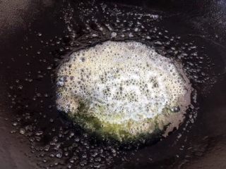 9、益心脾 补气血 养生菜 桂圆杏干牛肉脯,锅内放10g的黄油，待黄油融化。