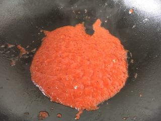 12、益心脾 补气血 养生菜 桂圆杏干牛肉脯,锅里放入1大汤勺泡杏干的水，放入2勺的番茄酱，1勺的泰式甜辣酱。