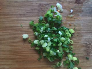 3、胡萝卜鸡蛋饼,香葱洗净后切成葱花备用