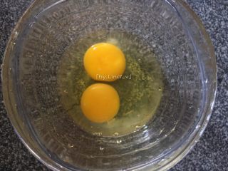 4、胡萝卜鸡蛋饼,鸡蛋两个打入大碗中