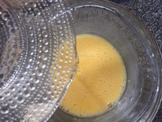 6、胡萝卜鸡蛋饼,加入70g清水搅拌均匀