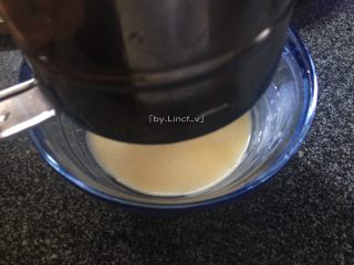 8、胡萝卜鸡蛋饼,然后过筛一下