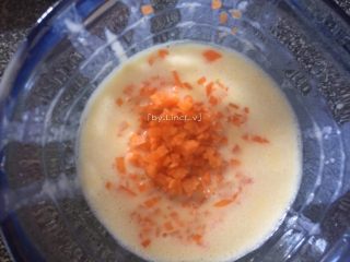 9、胡萝卜鸡蛋饼,加入胡萝卜碎