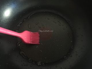 12、胡萝卜鸡蛋饼,热煎锅，刷上一层食用油，中小火