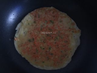 14、胡萝卜鸡蛋饼,中小火慢煎至凝固后翻面煎熟