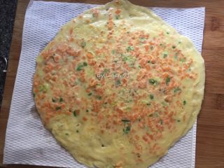 15、胡萝卜鸡蛋饼,然后将煎好的蛋饼放至吸油纸上吸掉多余油份