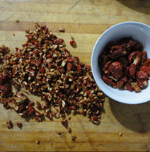 1、枣糕,枣用热水泡软，去掉枣里的种子，切碎。留点不切撒在上面用