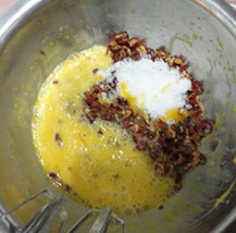 2、枣糕,容器中加入鸡蛋、白糖、切碎的枣