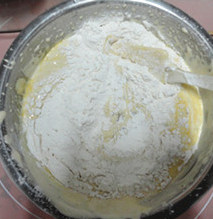 4、枣糕,加入过筛好的面粉和牛奶，不规则地拌匀