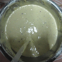 5、枣糕,把面糊装点在碗中加入油拌匀，然后再加到多的面糊中拌匀