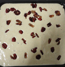 6、枣糕,烤盘中放入锡纸，倒入面糊，用力振动出大泡泡，撒上没切的枣