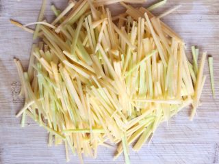 2、#咸味#～芝香南瓜烙,南瓜去皮洗净，切成细丝，越细越好。