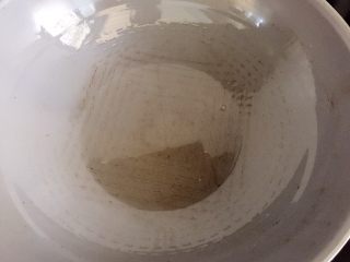 11、#咸味#～芝香南瓜烙,准备平底锅，上火加热，倒入少许玉米油涮锅。