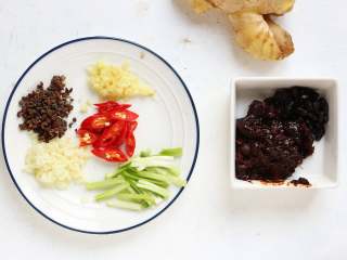 2、麻辣鱿鱼香锅,葱切葱白段,蒜姜辣椒切丁备用;郫县豆瓣酱剁细碎些,豆豉也剁碎些,这样更能释放它们的味道。