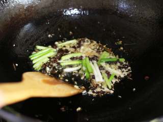 5、麻辣鱿鱼香锅,锅中加油,温油小火焙香花椒,接着先后放入姜蒜末、葱段、辣椒丁煸炒出香味。