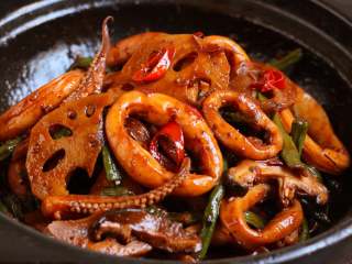 10、麻辣鱿鱼香锅,美味的麻辣鱿鱼香锅就完成了!