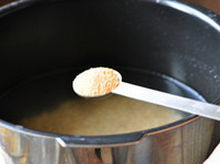 2、 糁汤之牛肉糁汤,入锅加入清水，再加上一小勺牛肉粉，普通压力锅上汽后压制15分钟，自然排气；电压力锅设置一个煮粥程序；普通汤锅多加水，大火煮开后转中火，保持沸腾煮至米熟儿不烂