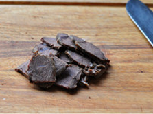 3、 糁汤之牛肉糁汤,煮粥时将卤牛健切成适口的薄片