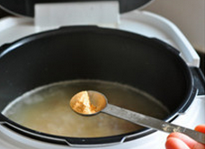 5、 糁汤之牛肉糁汤,加入姜粉、花椒粉、胡椒粉、适量盐，少许糖提味；继续大火保持锅中剧烈沸腾