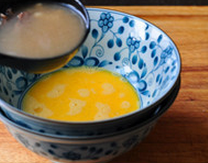 6、 糁汤之牛肉糁汤,碗中打入一个鸡蛋，充分打散，从锅中沸腾之处盛出一大勺汤汁，迅速高位冲入鸡蛋中，烫出蛋花