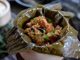 2、荷叶糯米鸡,打开荷叶包（很香哦），撒点葱花就可以开吃啦