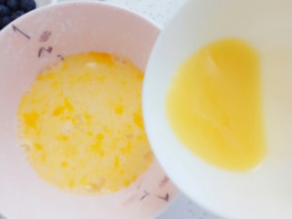 6、水果松饼,软化后的黄油倒入牛奶