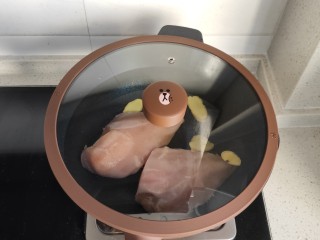 1、手撕鸡胸肉,鸡胸肉加冷水下锅，加入一勺料酒，几片生姜