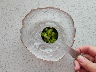 5、手撕鸡胸肉,碗中加入一勺葱花