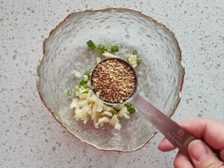 7、手撕鸡胸肉,一勺白芝麻