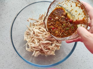 16、手撕鸡胸肉,倒入肉丝中