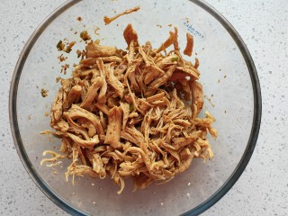 17、手撕鸡胸肉,搅拌均匀