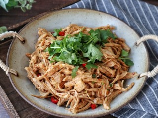 18、手撕鸡胸肉,加入香菜点缀