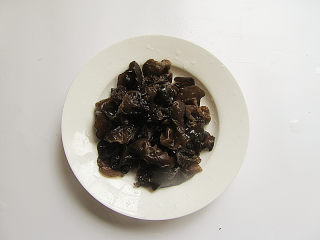 2、素炒酸辣西葫芦木耳,木耳提前一小时用水泡发，并淘洗干净后撕成小块