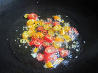 6、素炒酸辣西葫芦木耳,锅预热注入食用油，放入小米辣炸出香辣味即可