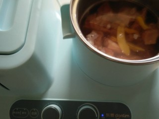 3、玉米山药胡萝卜排骨汤,排骨，生姜片，纯净水，放入东菱多功能早餐锅内煮，去血水