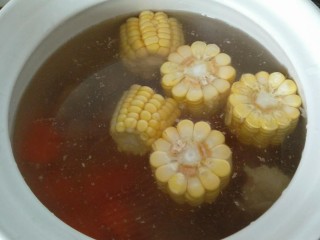 7、玉米山药胡萝卜排骨汤,排骨 胡萝卜，玉米 适量的纯净水一起加入砂锅内，大火煮开之后转中火，半个小时之后加入山药和食盐，再煮30分钟关火。