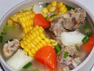 8、玉米山药胡萝卜排骨汤,好看又好喝