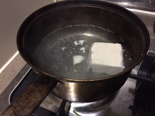 1、日式蔬菜拌豆腐,豆腐放入沸水,小火煮1分钟。