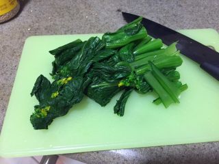 5、日式蔬菜拌豆腐,从冰水里捞出菜心,挤干水分。切3cm的小段。