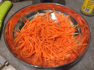 7、日式蔬菜拌豆腐,胡萝卜去皮,切丝。或者用模具擦丝。