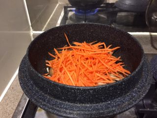 9、日式蔬菜拌豆腐,重新起锅,加入1茶匙昆布酱油,再加入60g的水,1茶匙糖,搅拌均匀。放入胡萝卜条,蟹味菇,大火煮开。